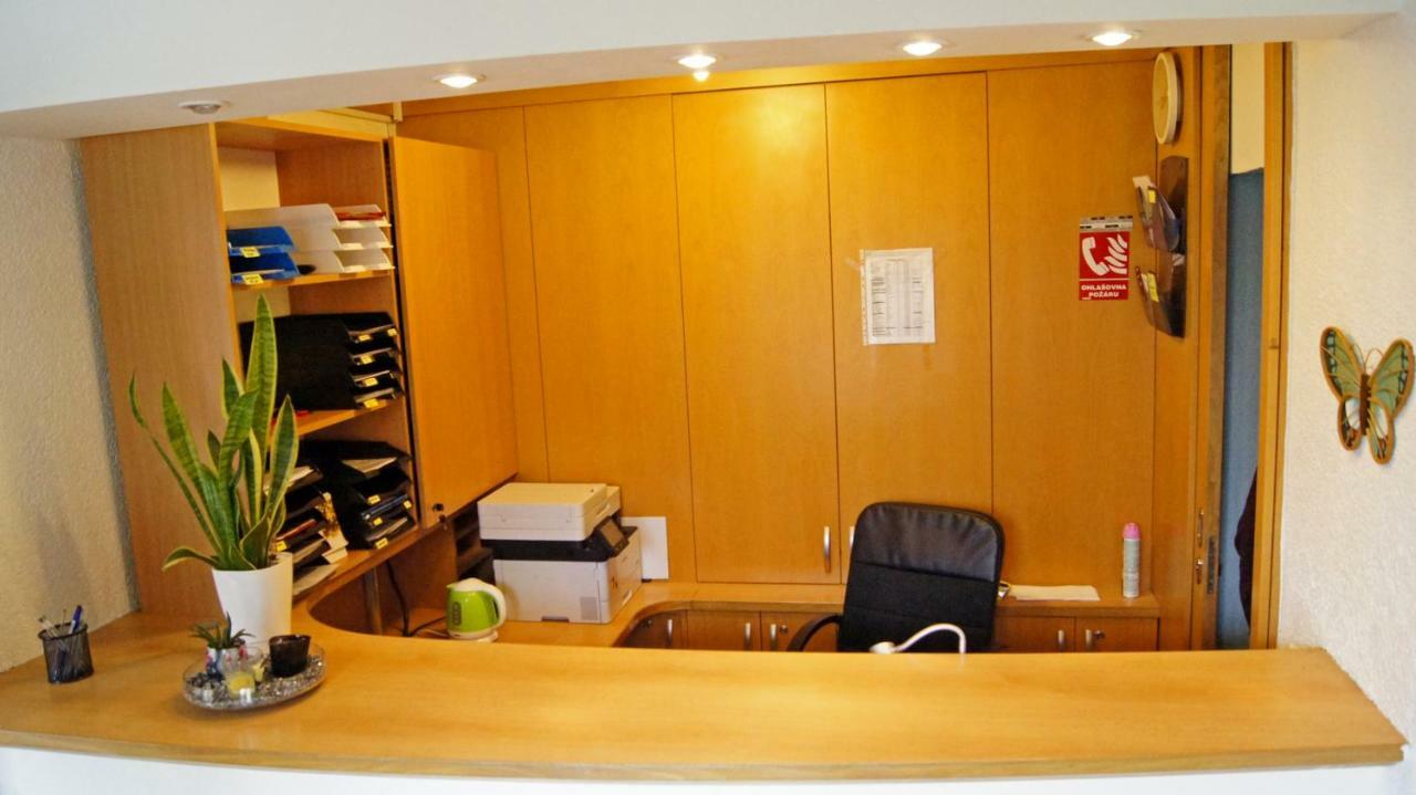 הוסטל פראג Km House Cerny Most מראה חיצוני תמונה