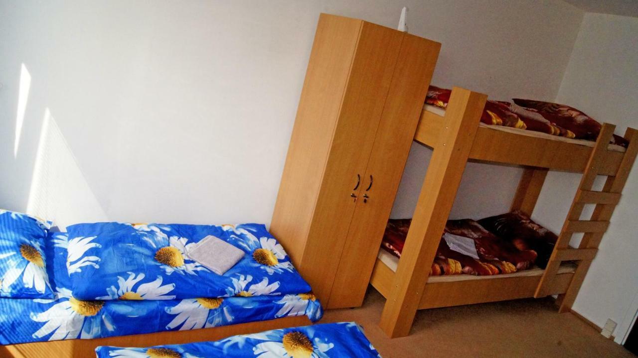 הוסטל פראג Km House Cerny Most מראה חיצוני תמונה